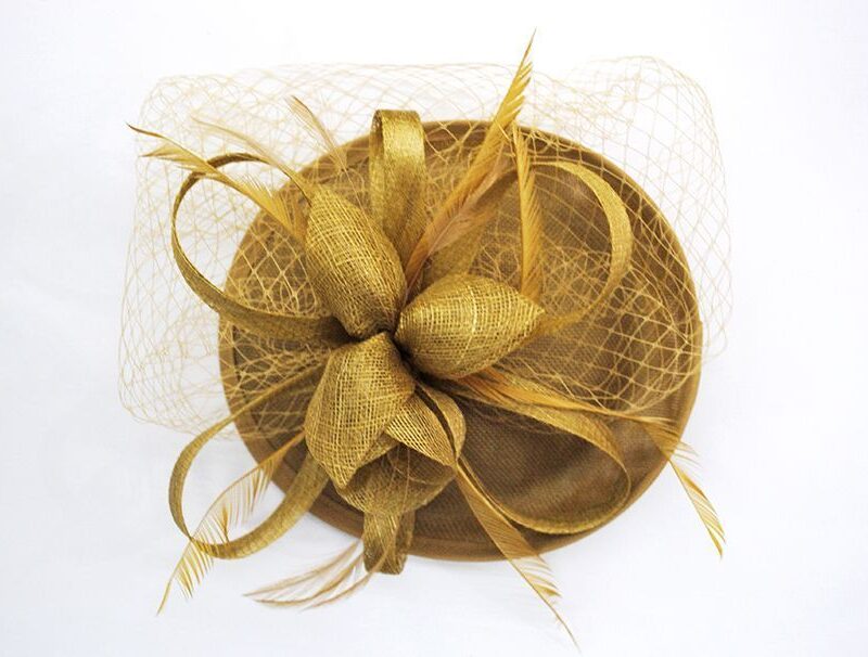Tocado dorado con redecilla