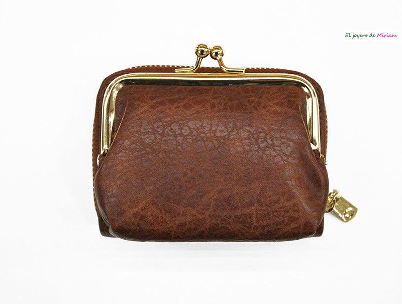 Monedero marrón con broche