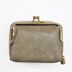 Monedero beige con broche