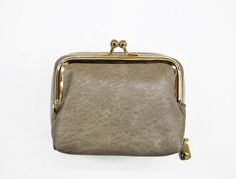 Monedero beige con broche