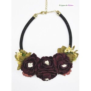 Collar corto flores granates