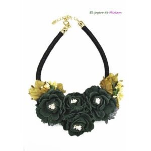 Collar corto flores verdes