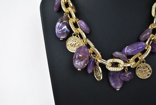 Collar corto dorado y morado - Imagen 2