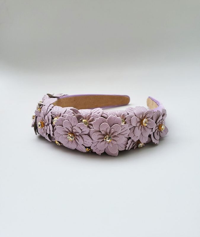 Diadema malva con flores