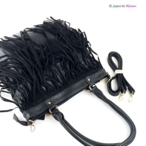 Bolso negro con flecos