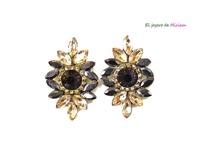 Pendientes dorados y marrones