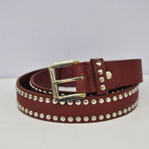 Cinturón granate tachuelas