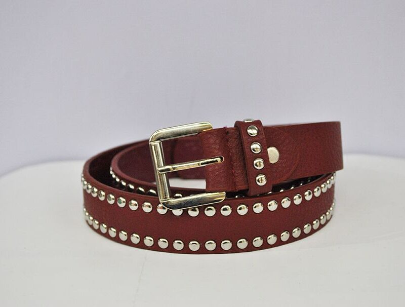 Cinturón granate tachuelas