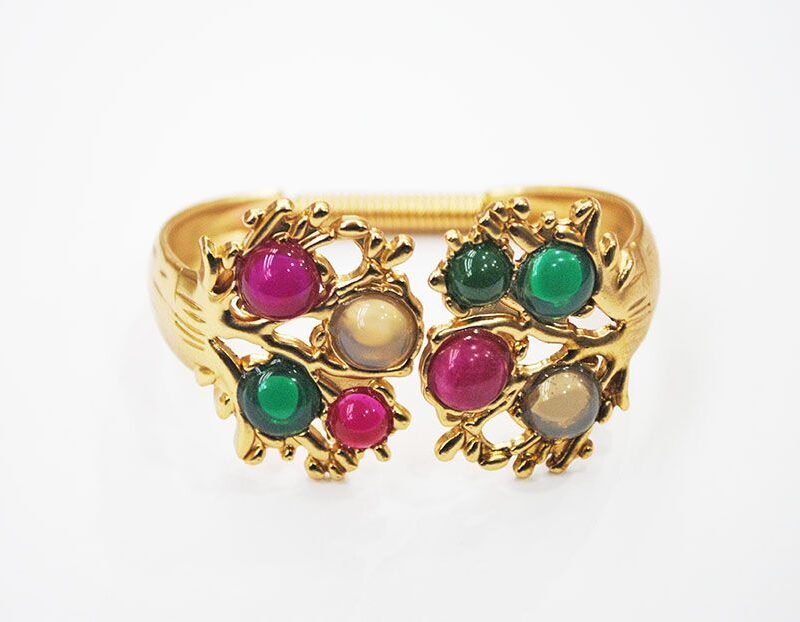 Pulsera dorada brazalete