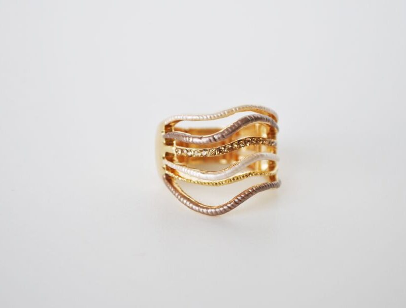 Anillo dorado elástico