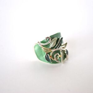 Anillo elástico verde y plateado