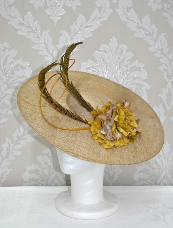 Tocado plato dorado y mostaza