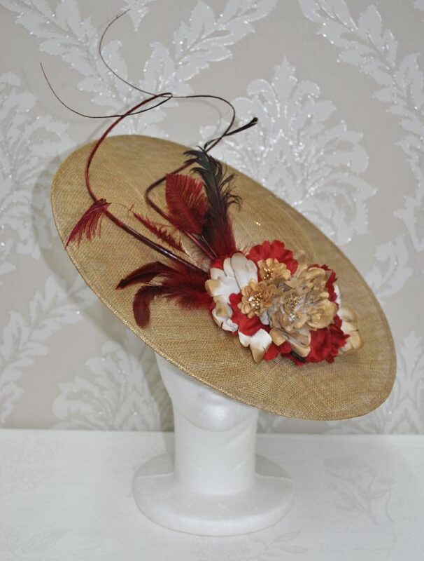 Tocado plato dorado y granate