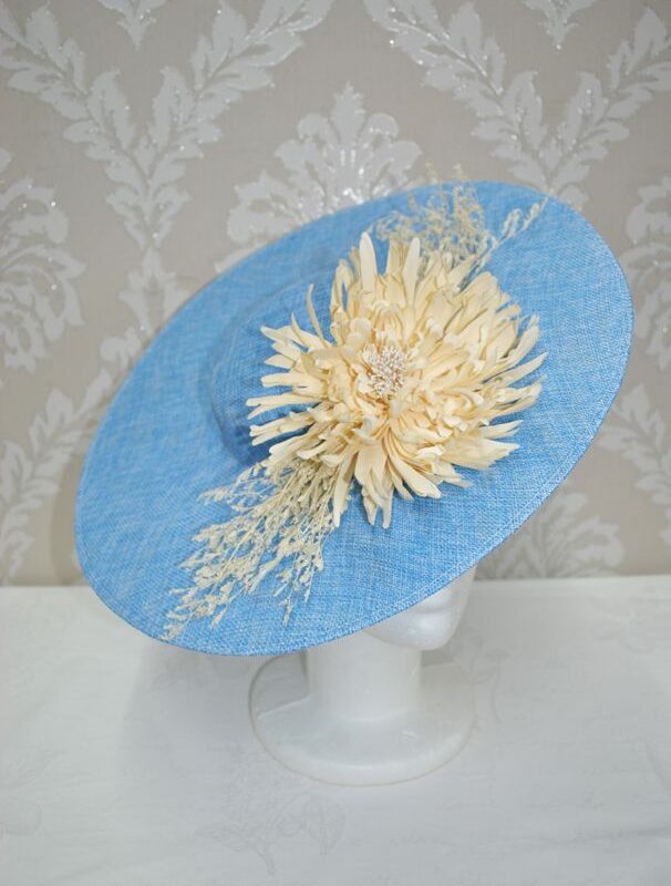 Tocado azul celeste y marfil