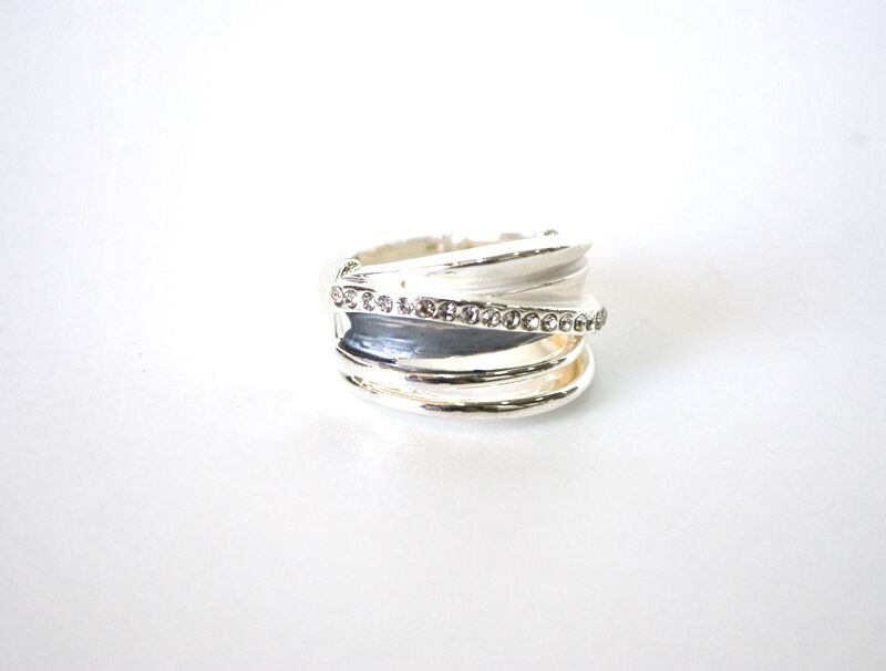 Anillo plateado elástico