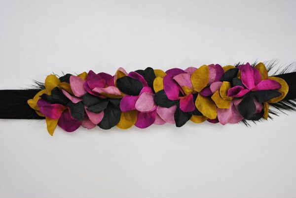 Fajin negro flores y plumas - Imagen 2