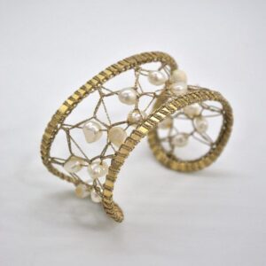Brazalete dorado con perlas