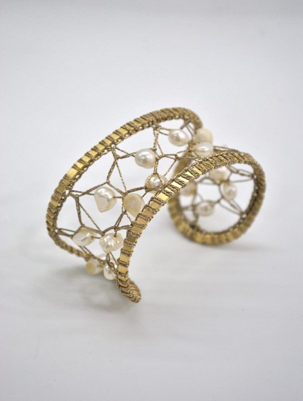 Brazalete dorado con perlas