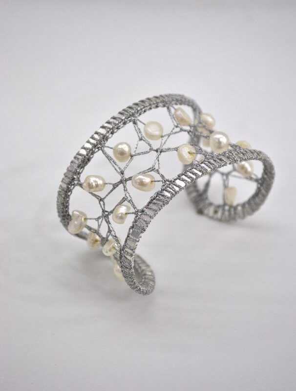 Brazalete plateado con perlas