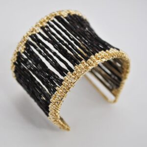 Brazalete negro y dorado
