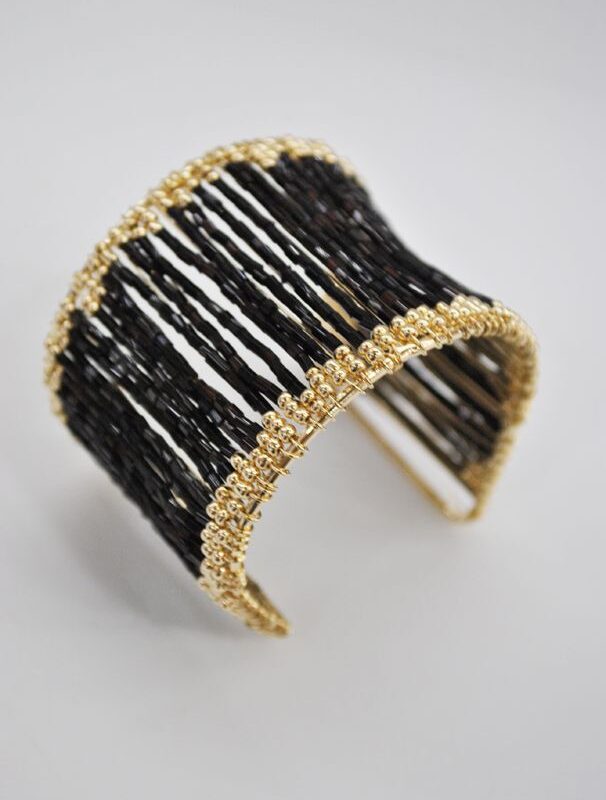 Brazalete negro y dorado