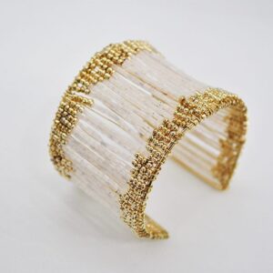 Brazalete blanco y dorado