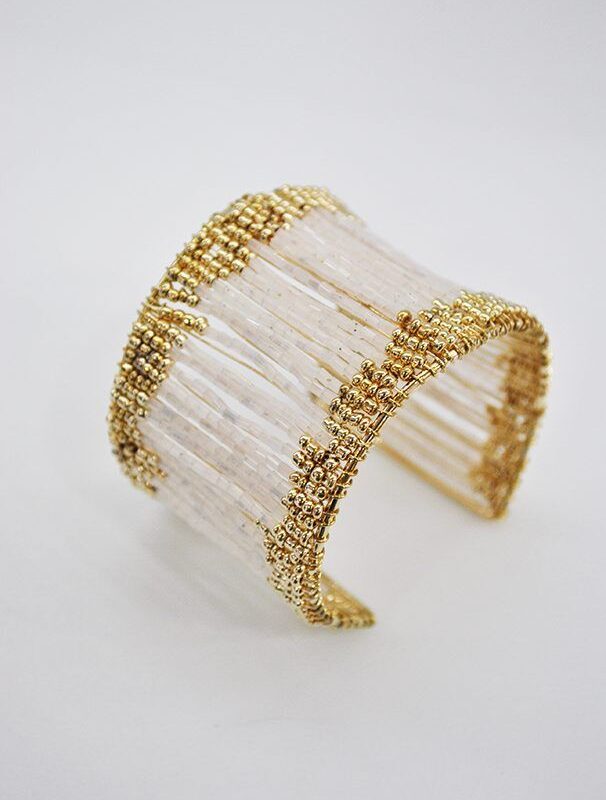 Brazalete blanco y dorado