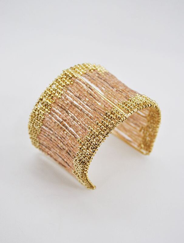 Brazalete rosa metal y cuentas