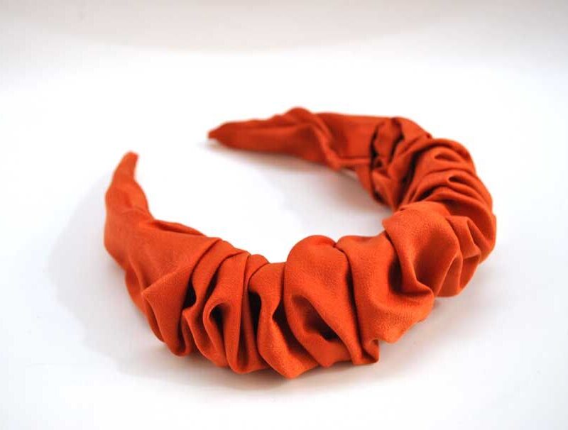 Diadema naranja fruncida