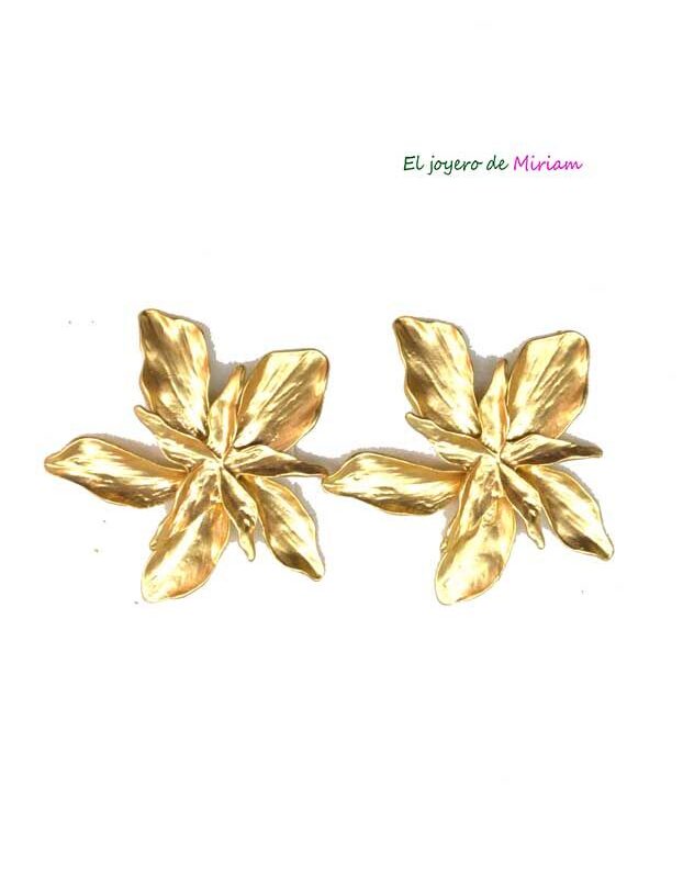 Pendientes dorados flores