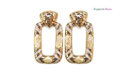 Pendientes dorados nacarados