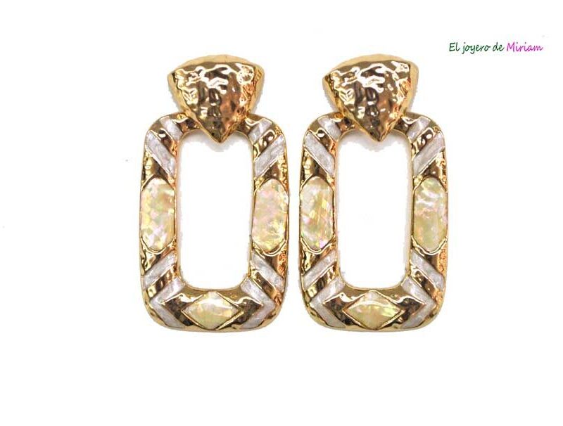 Pendientes dorados nacarados