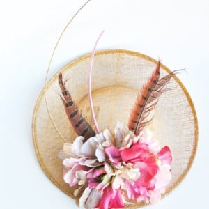 Tocado dorado y coral