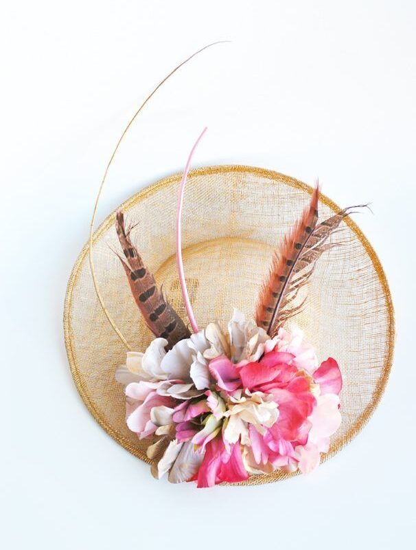 Tocado dorado y coral