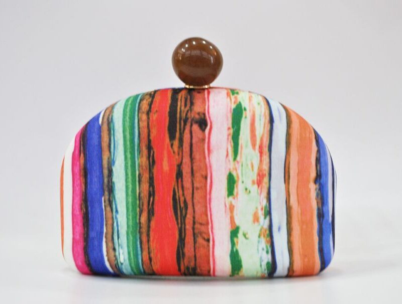 Bolso clutch estampado rayas
