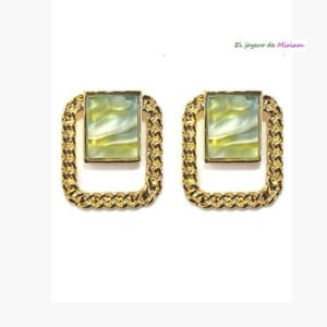 Pendientes dorados y pistachos
