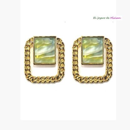 Pendientes dorados y pistachos