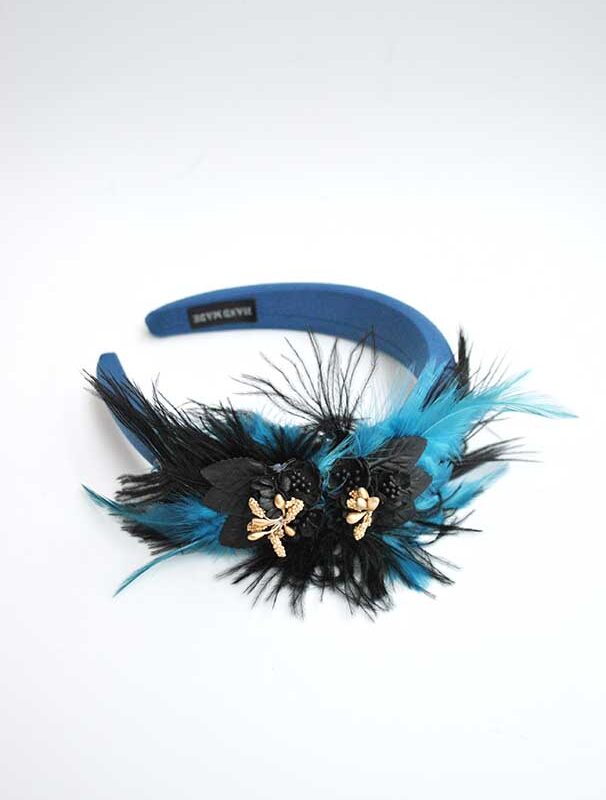 Diadema plumas petróleo