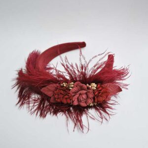 Diadema plumas burdeos
