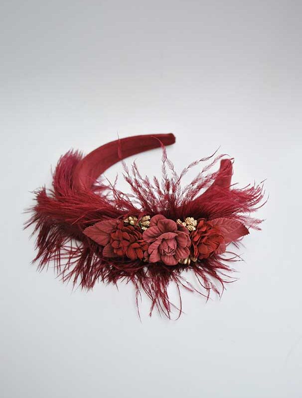 Diadema plumas burdeos