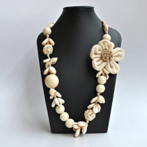 Collar de conchas y madera