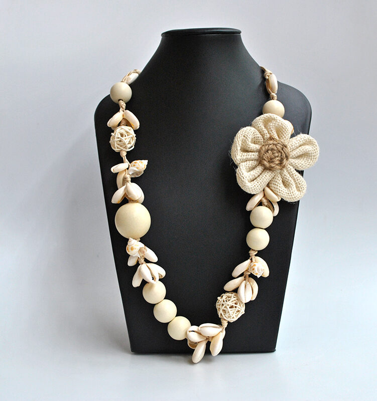 Collar de conchas y madera