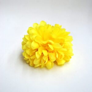 Flor amarilla con pinza