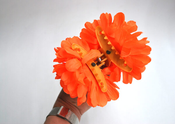 Flor naranja con pinza - Imagen 2