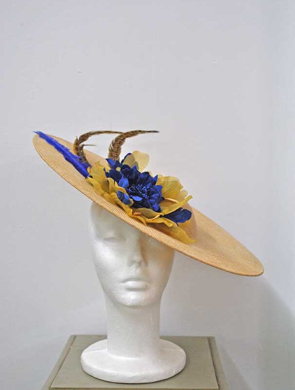 Tocado azul y mostaza