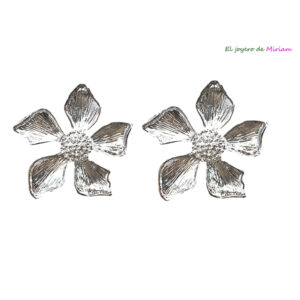 Pendientes plateados flor