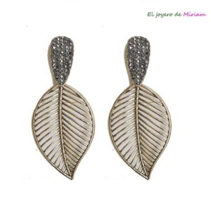 Pendientes dorados envejecidos