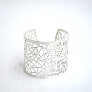 Brazalete plateado mate