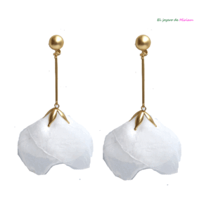 Pendientes blancos pétalos