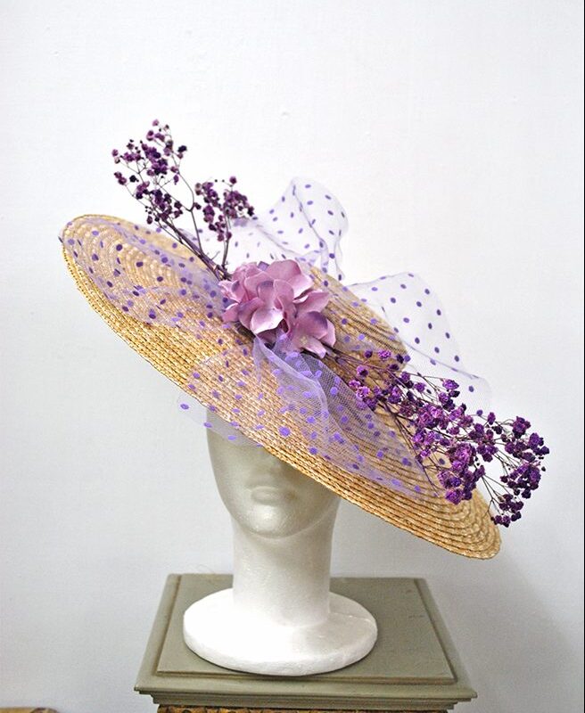 Tocado morado de paja